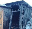Пламя едва не уничтожило дровник во время пожара в сахалинском селе
