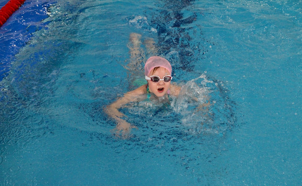 Соревнования для самых юных пловцов "Быстрый китёнок" впервые прошли на Сахалине
