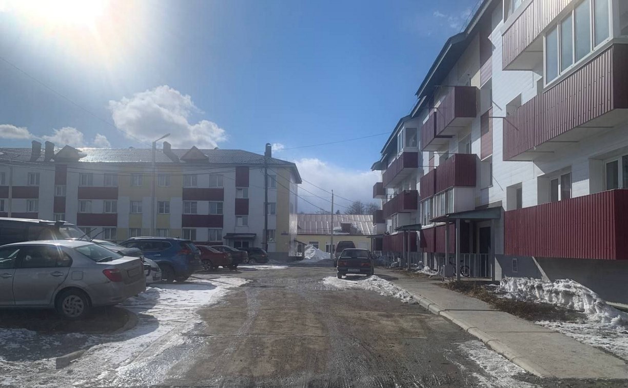 Жители села на Сахалине коллективно обратились в прокуратуру из-за разбитых дворов 