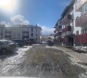 Жители села на Сахалине коллективно обратились в прокуратуру из-за разбитых дворов 