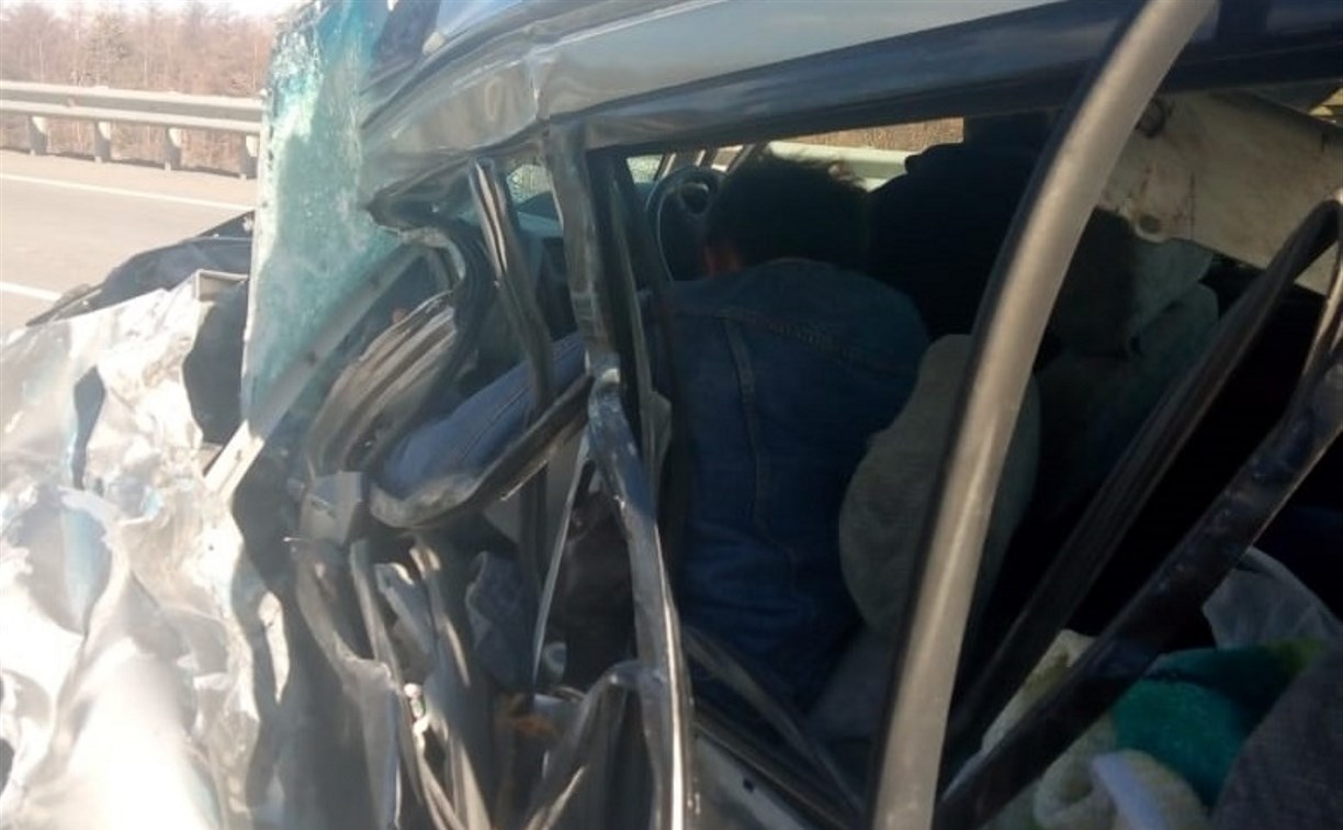 Мужчину зажало в автомобиле после столкновения с КамАЗом на Сахалине