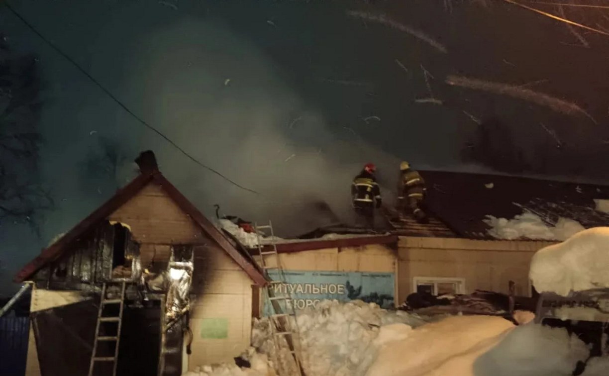 Ритуальный инвентарь осложнял тушение пожара в похоронном бюро на Сахалине