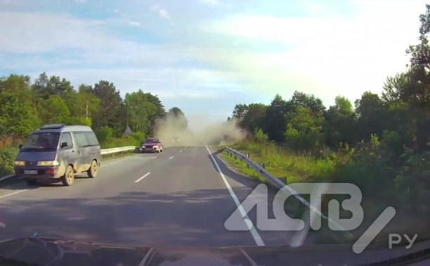 Появилось видео мощного столкновения внедорожника и микроавтобуса на анивской трассе