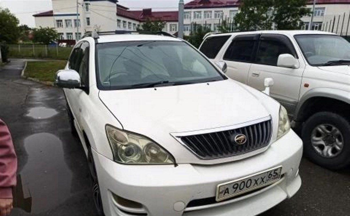 В Южно-Сахалинске разыскивают участника ДТП, который задел Toyota Harrier и скрылся 