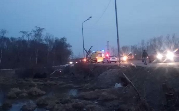 Легковой автомобиль вылетел в кювет при столкновении с внедорожником в Южно-Сахалинске