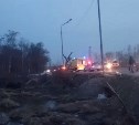 Легковой автомобиль вылетел в кювет при столкновении с внедорожником в Южно-Сахалинске