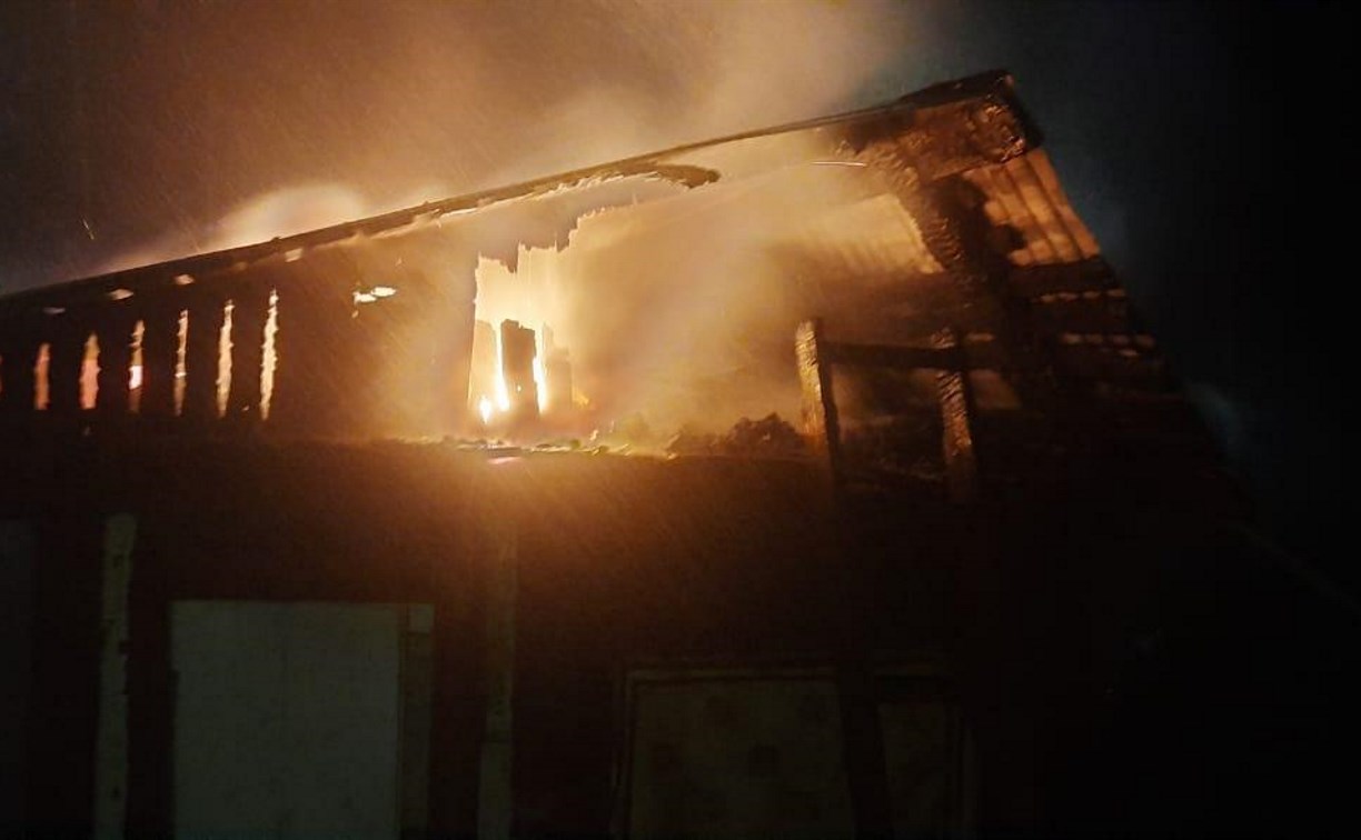Мог вспыхнуть магний: команда пожарных тушила чердак на Сахалине