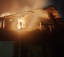 Мог вспыхнуть магний: команда пожарных тушила чердак на Сахалине