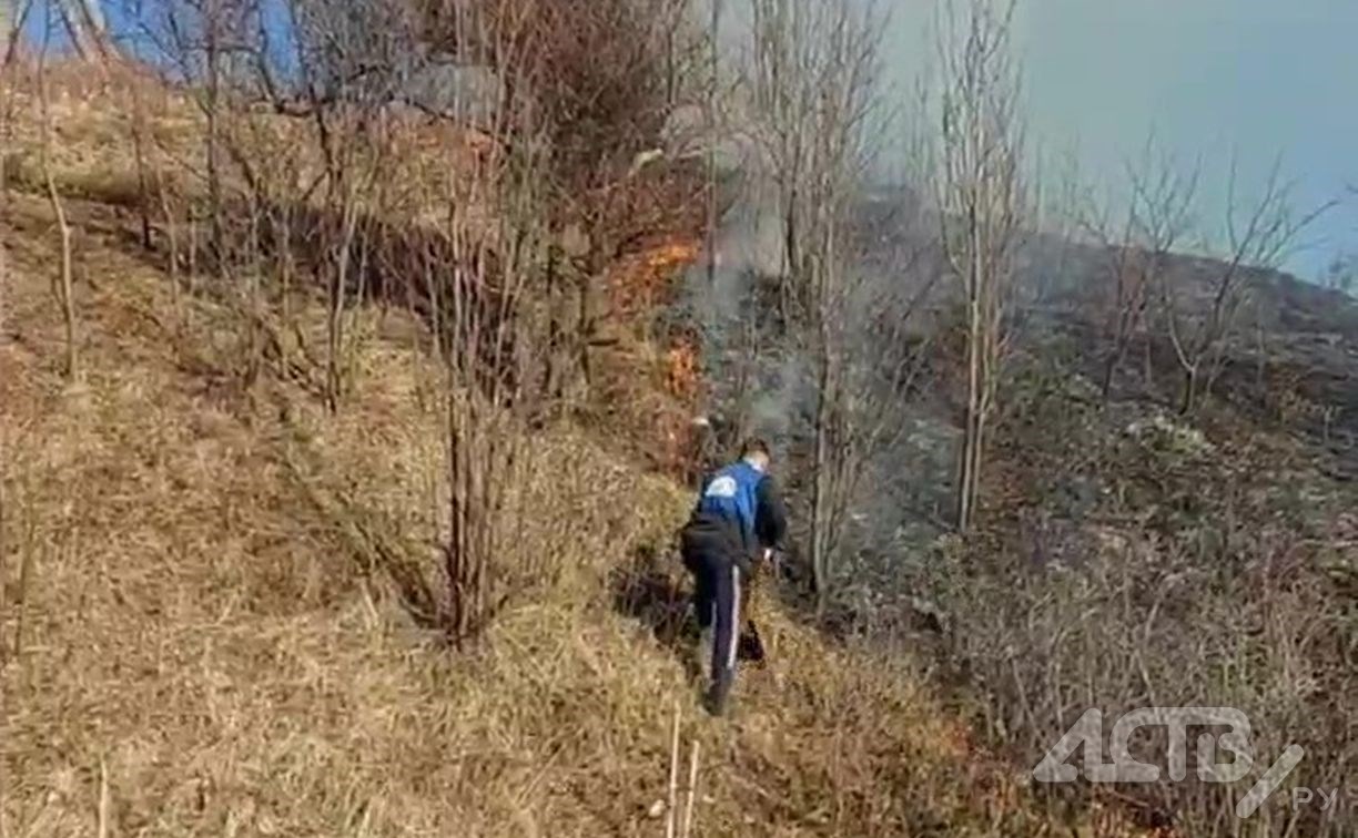 "Сопка загорелась за считанные секунды": появились подробности пожара в Холмском районе