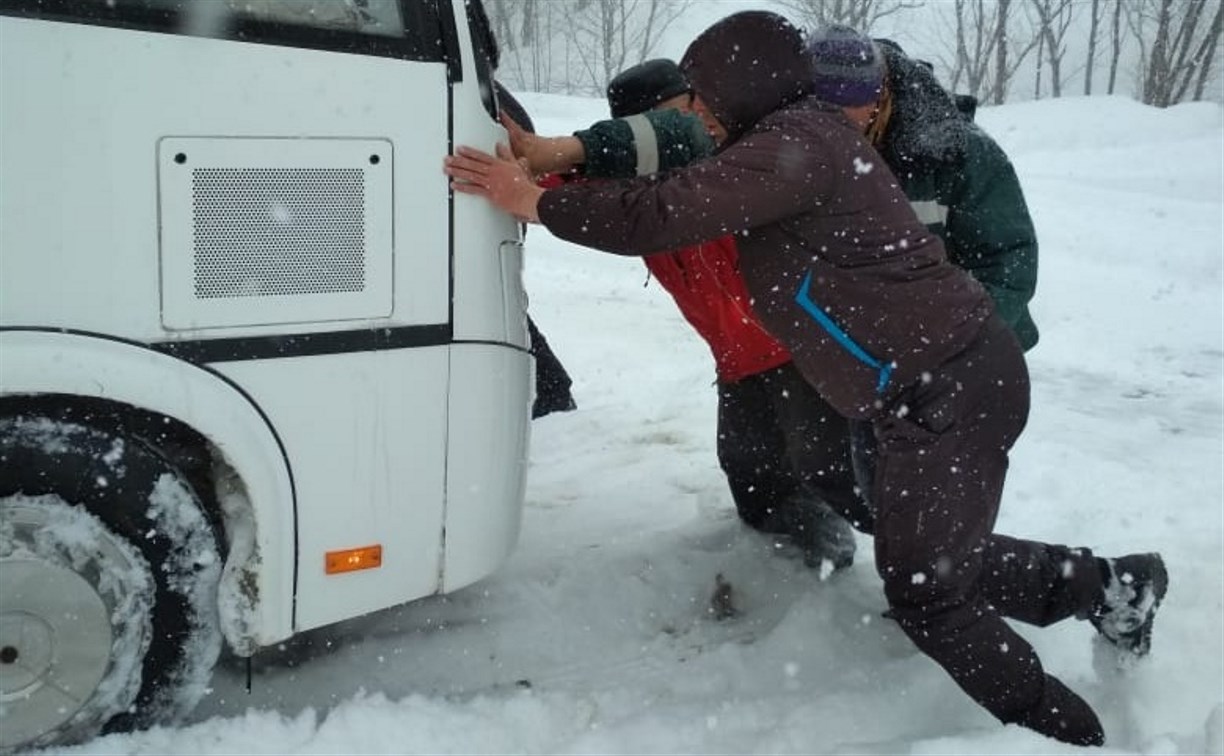 Пассажирам пришлось толкать автобус на дороге Синегорск - Южно-Сахалинск