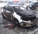 В Южно-Сахалинске на глазах владелицы сгорела легковая иномарка (ФОТО, ВИДЕО)