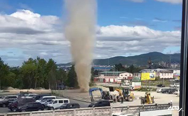 Мини-торнадо перед супермаркетом в Южно-Сахалинске засняли на видео
