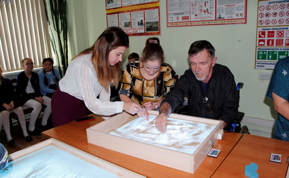 Постояльцев южно-сахалинского дома-интерната научили рисовать песком