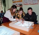 Постояльцев южно-сахалинского дома-интерната научили рисовать песком