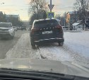 Владелец автомобиля Haval с красноярскими номерами возмутил сахалинцев способом парковки