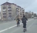 Самокатчики с ветерком прокатились среди машин по проспекту Мира в Южно-Сахалинске