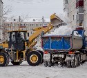 Более 160 единиц спецтехники продолжают очищать Южно-Сахалинск от снега