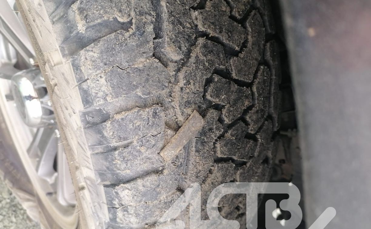 На дороге от "Мальков" до "Ликнара" опять разбросали металлические уголки