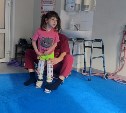 Неходячая девочка с ДЦП из Южно-Сахалинска после реабилитации научилась стоять и сидеть