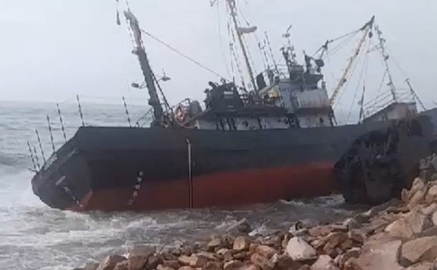 В Приморье на камни выбросило рыболовное судно