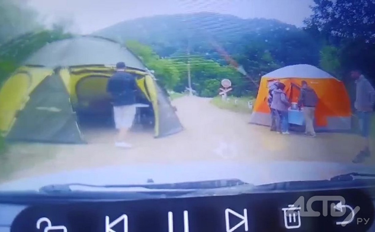 Туристы на Сахалине разбили лагерь прямо на дороге, перегородив палатками путь к дачам