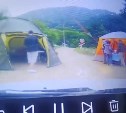 Туристы на Сахалине разбили лагерь прямо на дороге, перегородив палатками путь к дачам