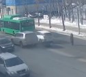 Момент ДТП, в котором сбили подростка на "зебре" в Южно-Сахалинске, попал на видео