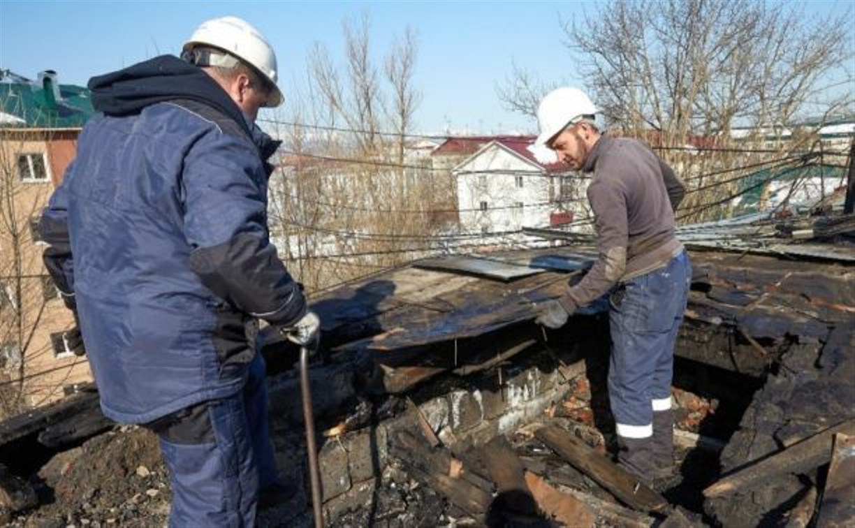 В двух подъездах горевшей многоэтажки на Сахалинской дали тепло