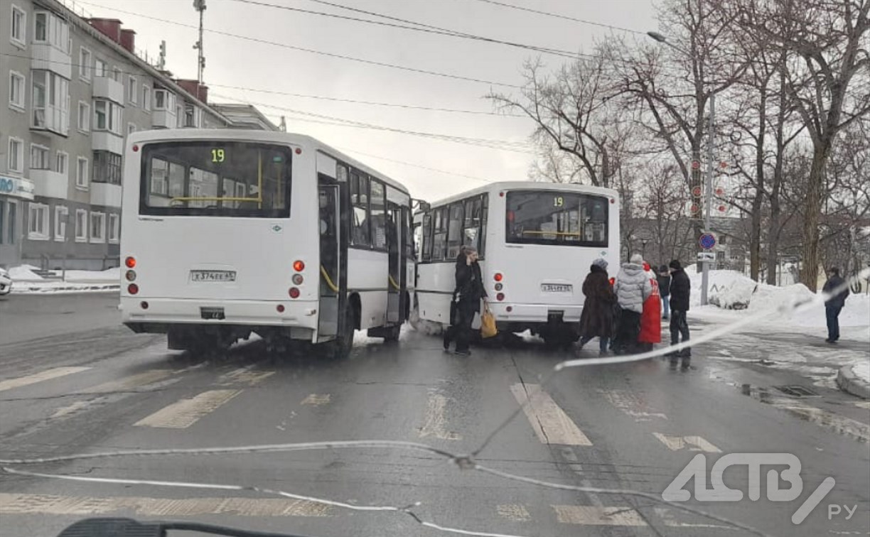 Автобус с пассажирами и универсал столкнулись в Южно-Сахалинске 