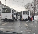 Автобус с пассажирами и универсал столкнулись в Южно-Сахалинске 