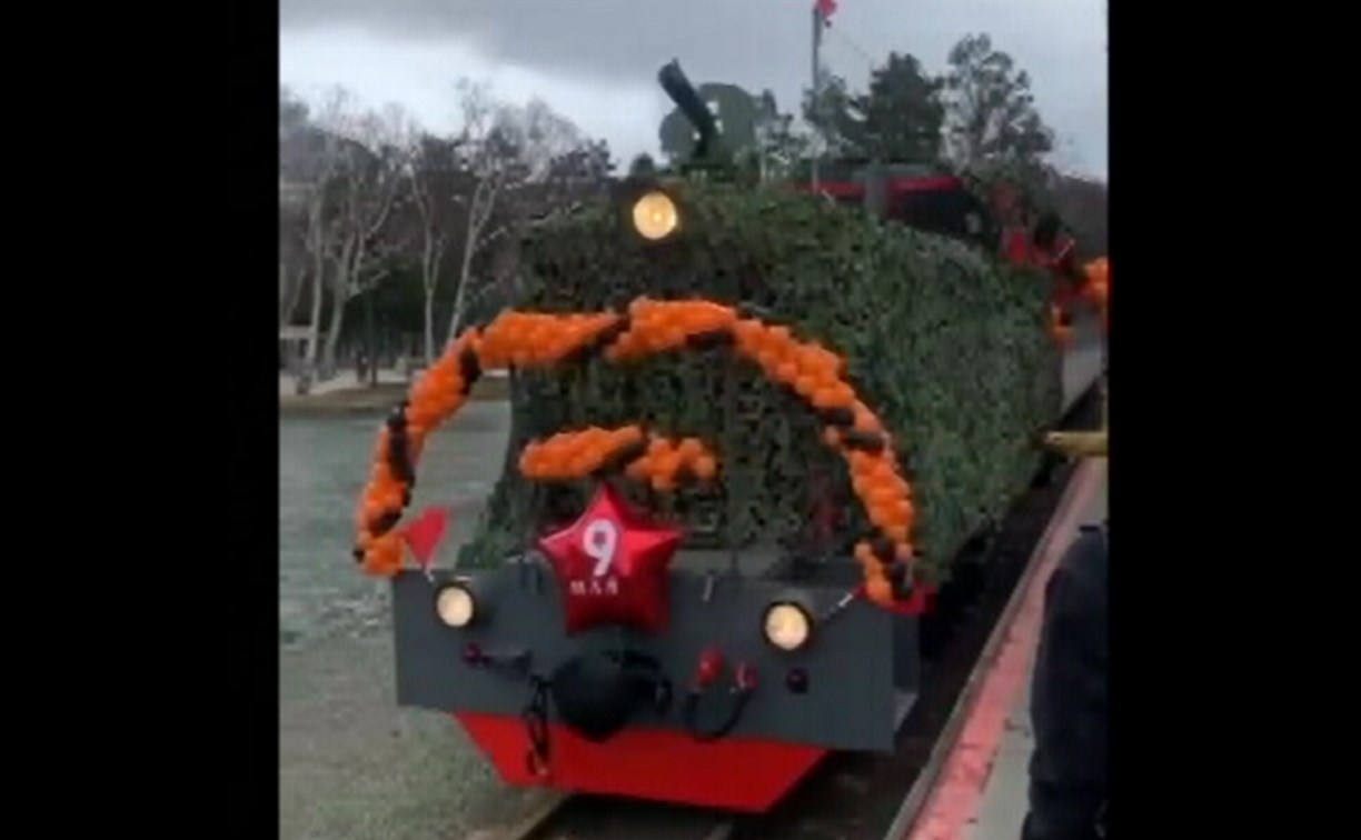 С криками радости и песнями в городском парке Южно-Сахалинска встретили поезд Победы