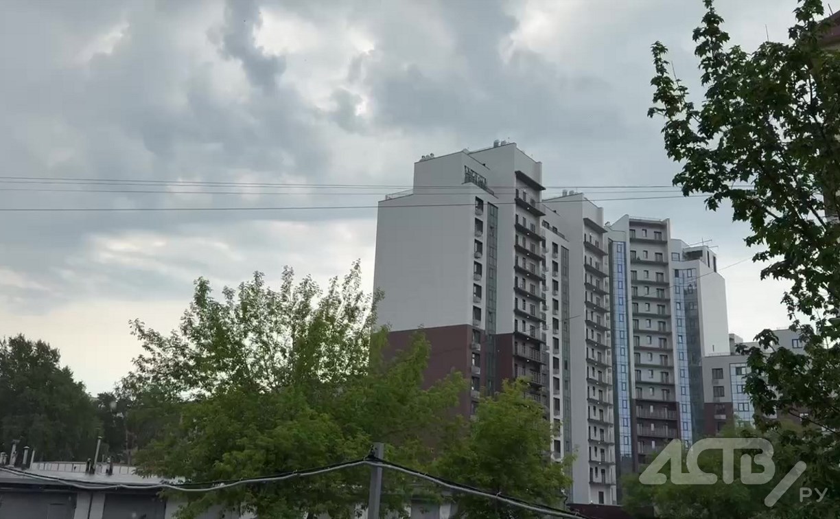 Проливной дождь внезапно накрыл Южно-Сахалинск после грома