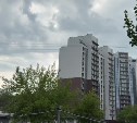 Проливной дождь внезапно накрыл Южно-Сахалинск после грома