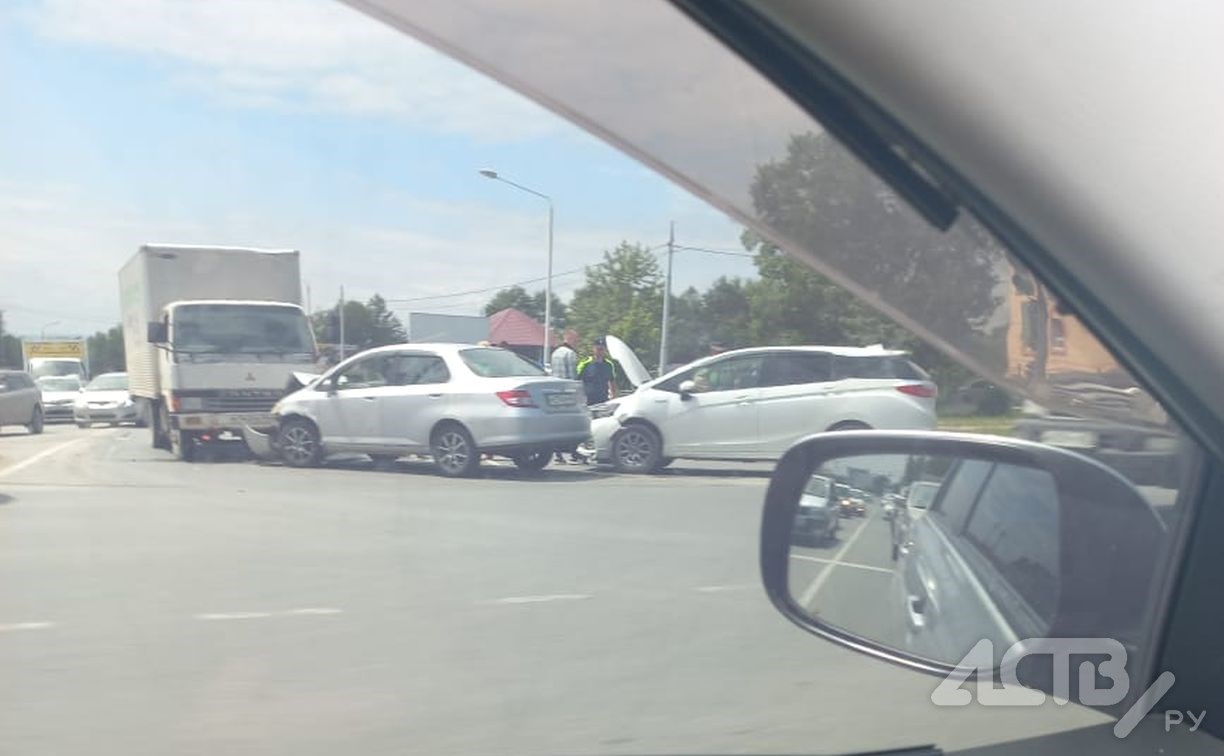 Три автомобиля столкнулись на перекрёстке в Южно-Сахалинске