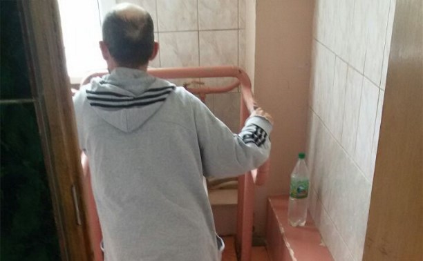 Доступная среда - пациенты травмотделения горбольницы Южно-Сахалинска добираются в туалет ползком