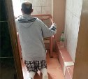 Доступная среда - пациенты травмотделения горбольницы Южно-Сахалинска добираются в туалет ползком