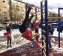 Мастер-классы по упражнениям на турниках проходят во дворах Южно-Сахалинска