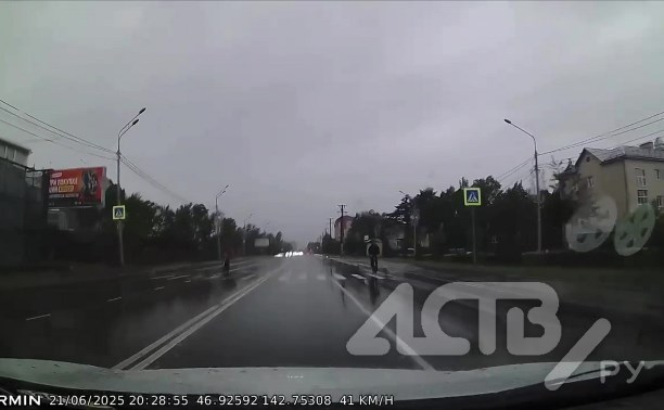 "Совсем обнаглели": электросамокатчики мчали навстречу автомобилистам по дороге в Южно-Сахалинске