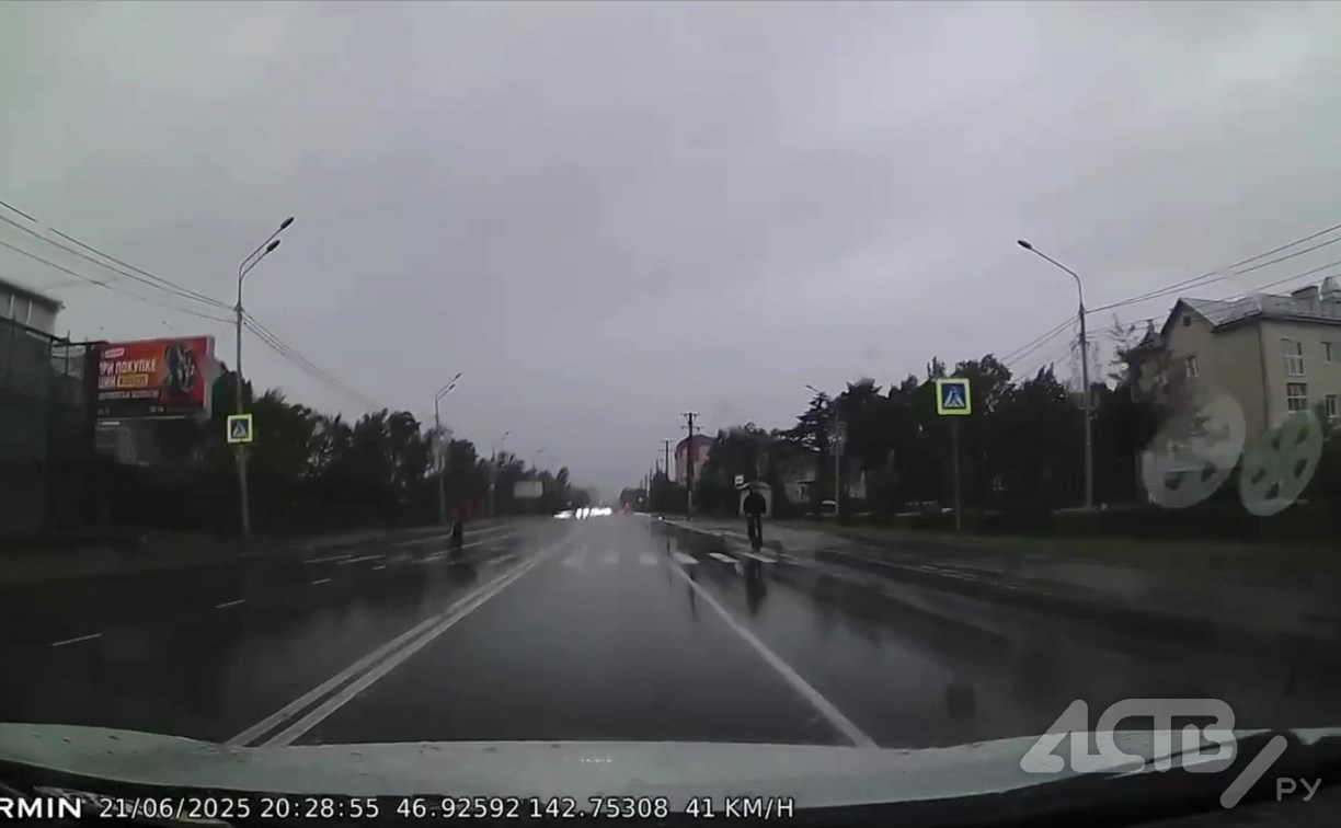 "Совсем обнаглели": электросамокатчики мчали навстречу автомобилистам по дороге в Южно-Сахалинске