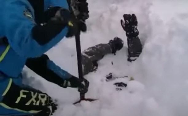 На Камчатке снегоходчик попал под лавину
