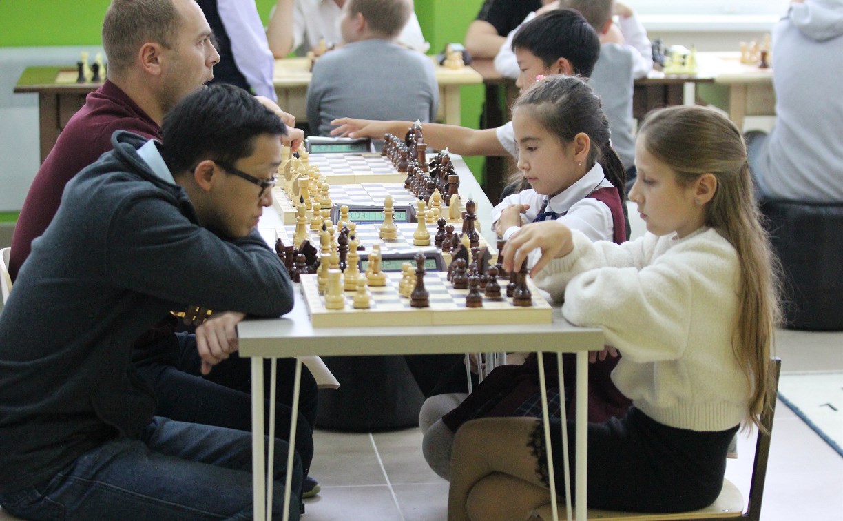 Школьники и педагоги сразились в шахматном турнире в Южно-Сахалинске