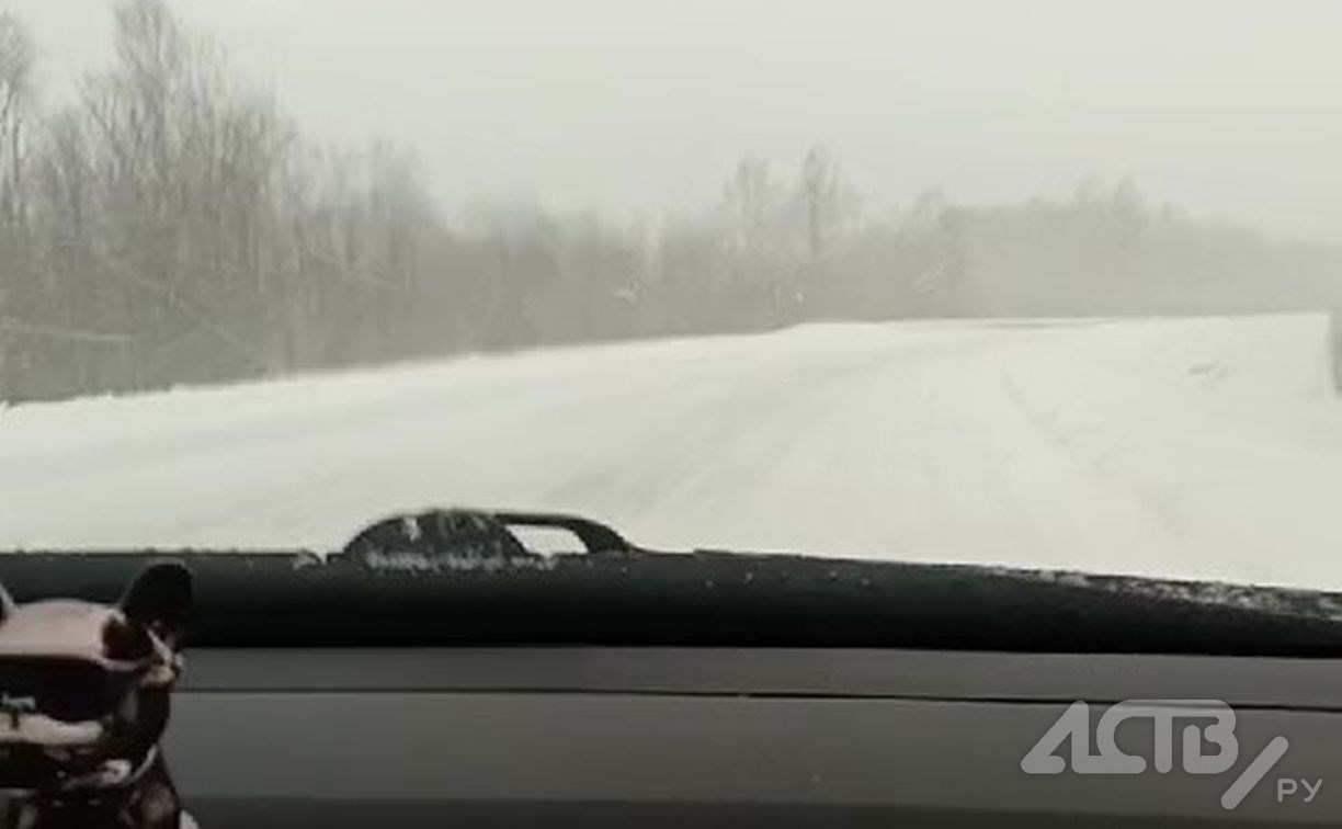 Один участок дороги открыли, на других видимость ухудшается: север Сахалина ждёт метель