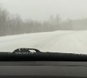 Один участок дороги открыли, на других видимость ухудшается: север Сахалина ждёт метель