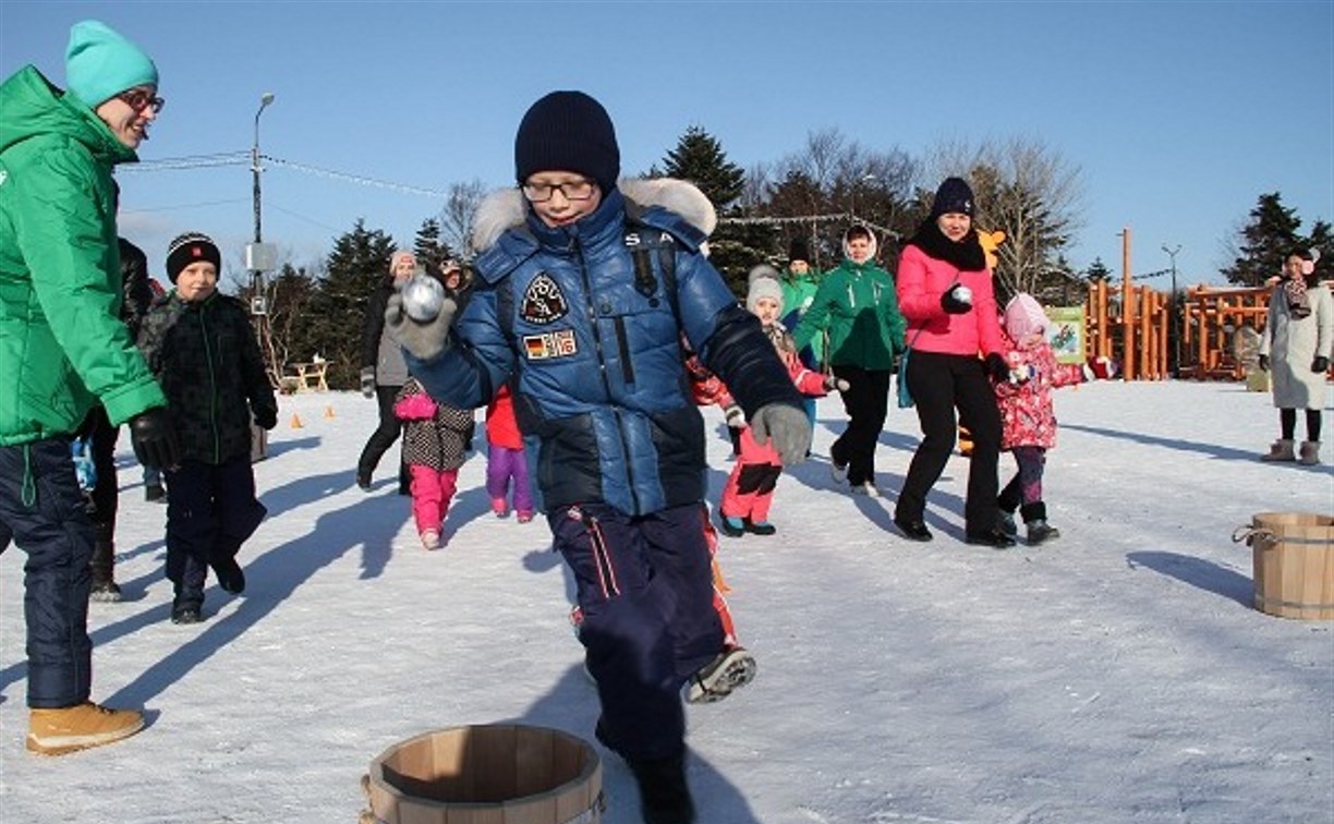Корсаковцы приняли участие в веселых стартах «Парк встречает Новый год»