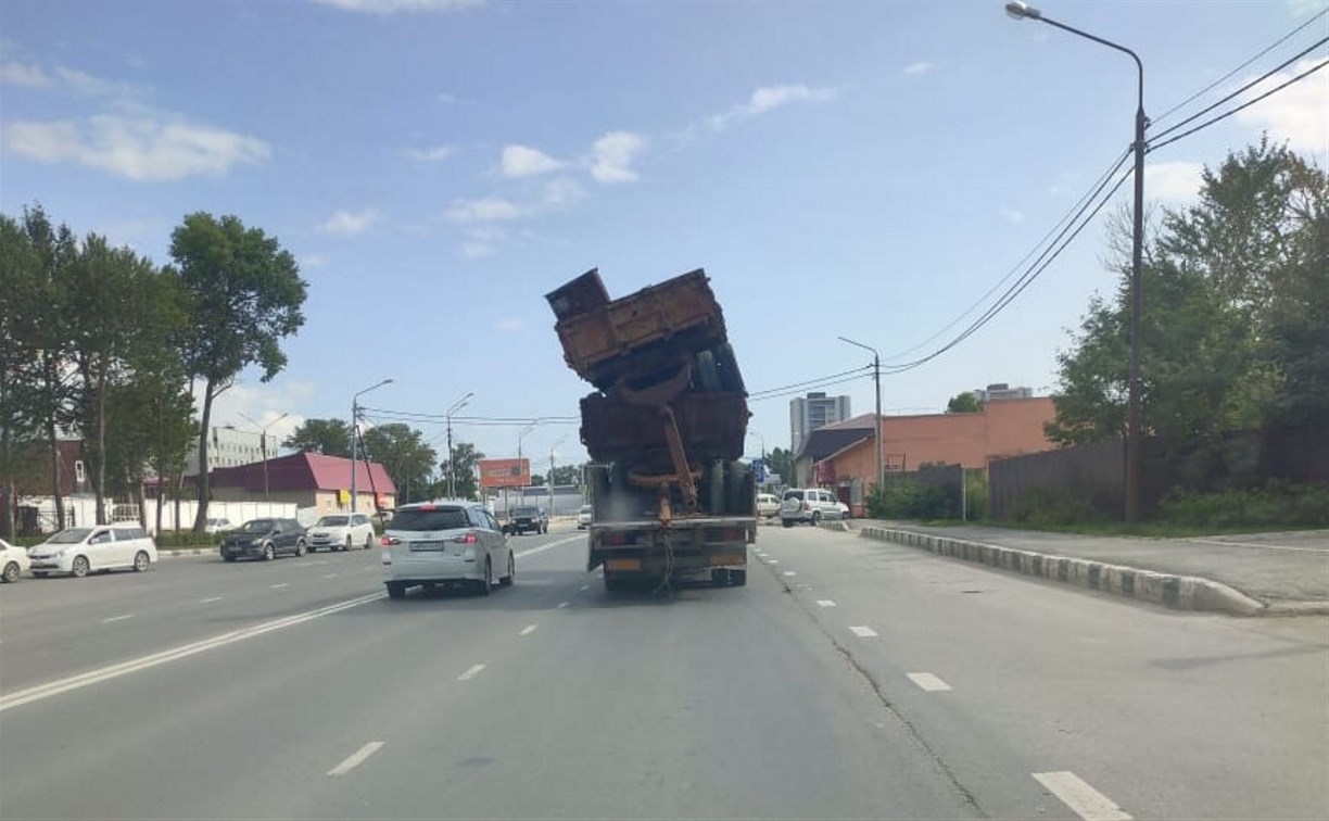 По Южно-Сахалинску проехалась матрёшка из грузовиков