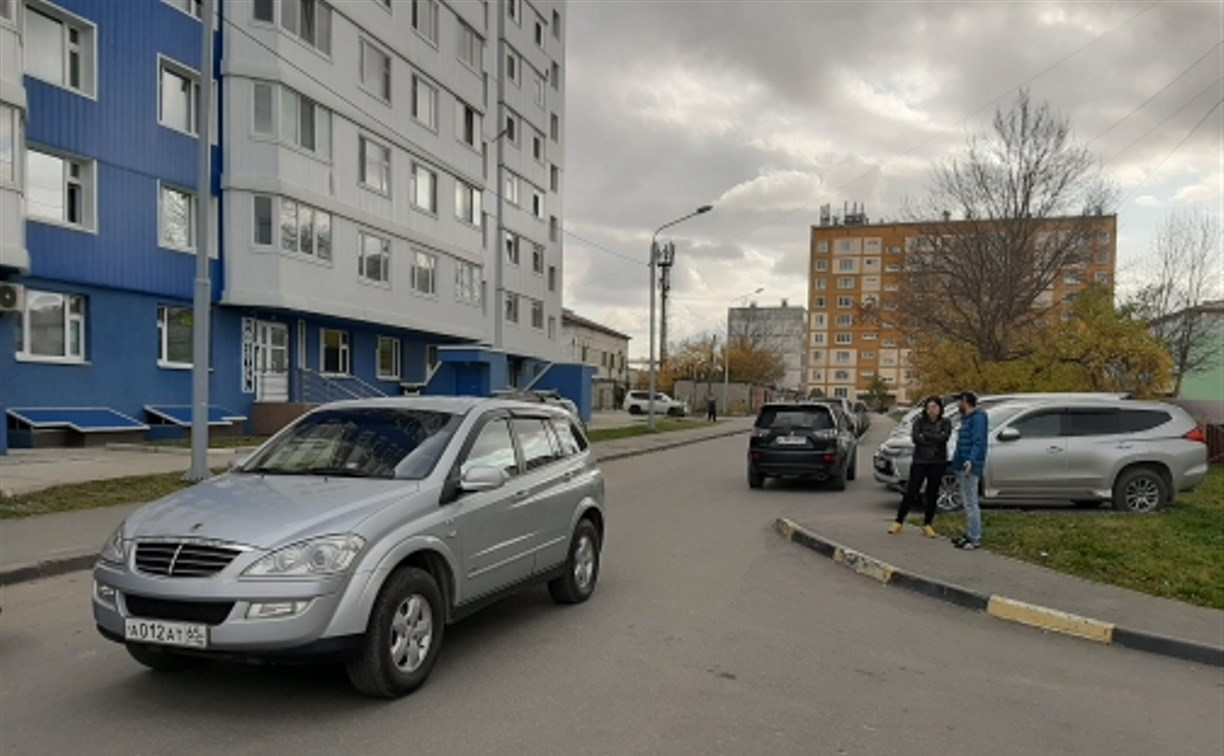 Очевидцев ДТП во дворе на улице Емельянова ищут в Южно-Сахалинске