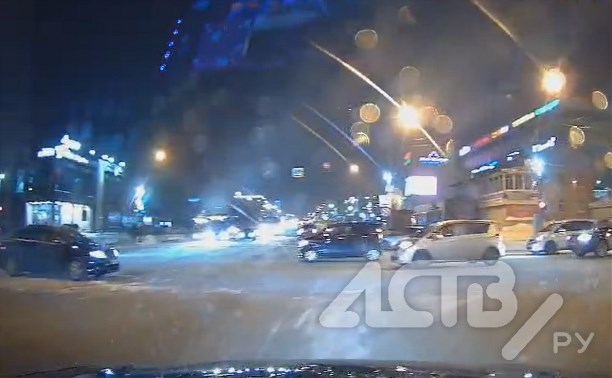 Случай на перекрестке в Южно-Сахалинске: водители попали в ловушку из-за светофора