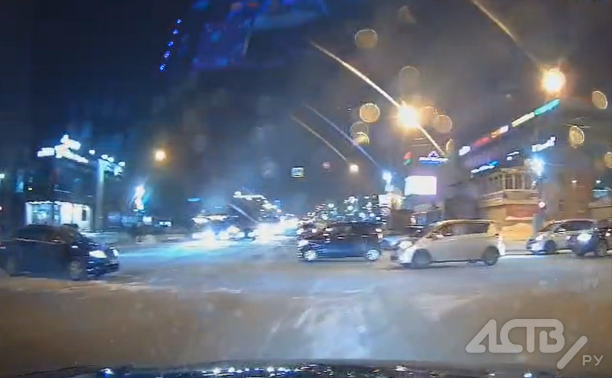 Случай на перекрестке в Южно-Сахалинске: водители попали в ловушку из-за светофора