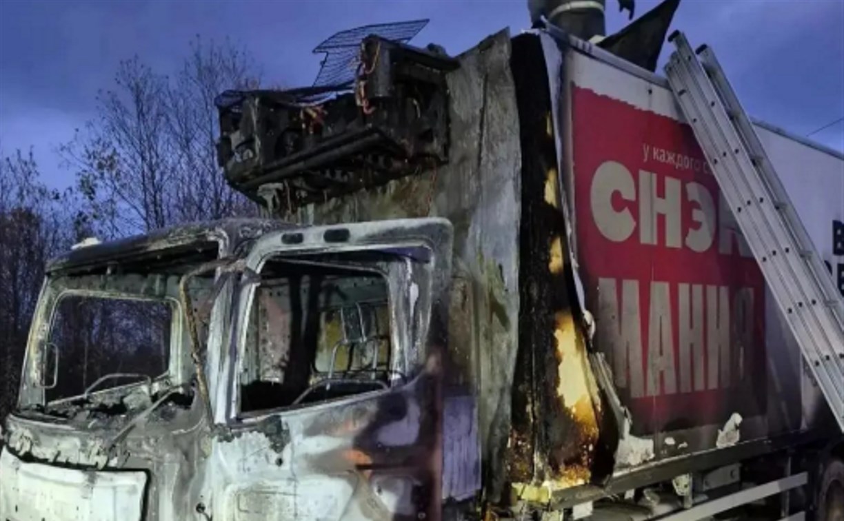 Кабина грузовика Hino загорелась в Смирных