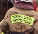 В Холмске загорелся мусорный контейнер